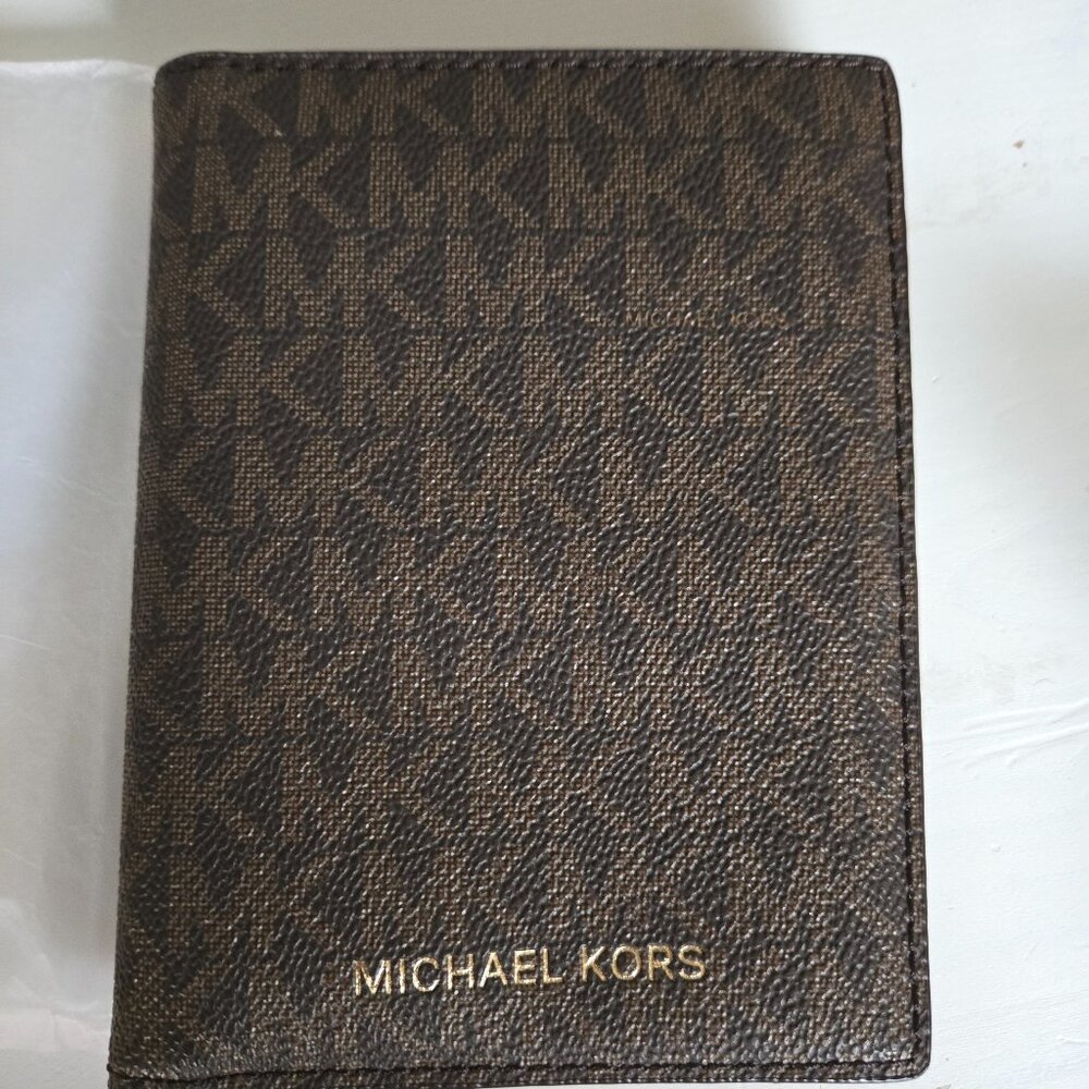 NWT Michael Kors - Logo Passport Wallet - Brown